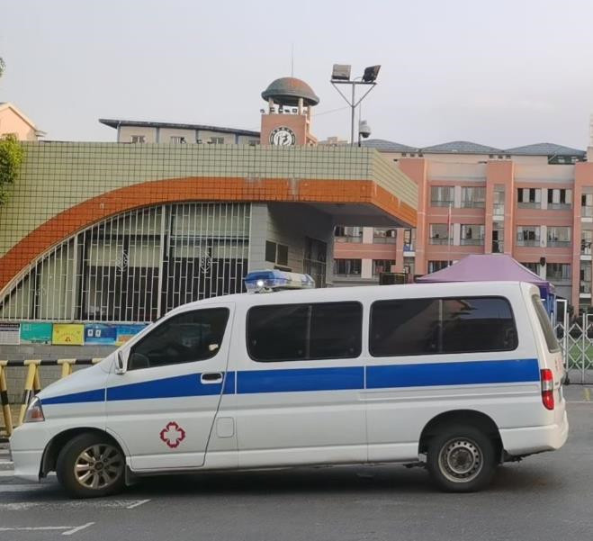 闽清救护车出租护送骨折病人一公里多少钱